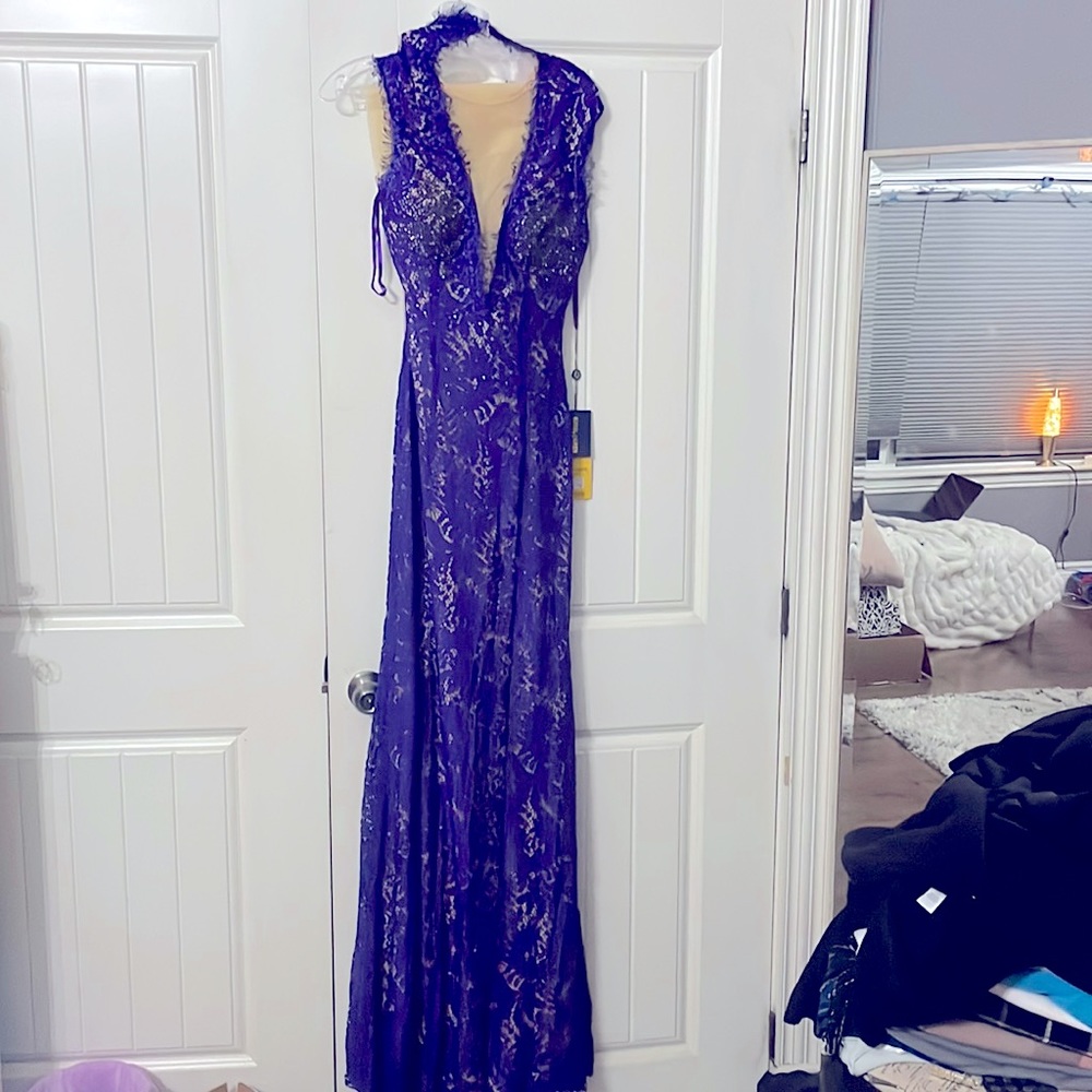 Beautiful Size 10 Royal Queen formal gown. Suitable for any black tie event